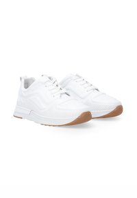 Weiße Sportschuhe mit strukturiertem Design, durchbrochener Oberseite und runder Zehenpartie. Braune Gummisohle, Schnürverschluss und Zuglasche an der Ferse.