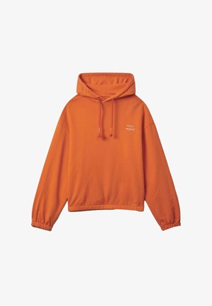 Oranger Kapuzenpullover mit vorderen Kordeln, elastischen Bündchen und kleinem weißem Logo-Schriftzug im linken Brustbereich.