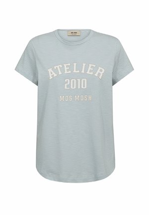 Svetlomodré a bielo tenko pruhované tričko s krátkym rukávom s nápisom "ATELIER 2010 MOS MOSH" na prednej strane.