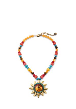 Zonvormige gouden hanger met grote barnstenen edelsteen in het midden, aan een ketting van afwisselend oranje, rood, blauw, geel en bruine kralen met een gouden sluiting.