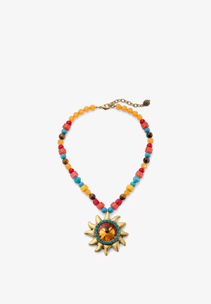 Pendentif en or en forme de soleil avec une grosse pierre d'ambre au centre, sur un collier de perles alternant orange, rouge, bleu, jaune et marron, avec un fermoir en or.