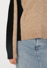 YAS YASTRISTO  - Camisola - desert taupe/black