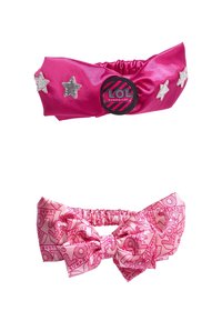 Due fasce per capelli rosa: una in satin con stelle argentate e una toppa con logo, l'altra con un grande fiocco che presenta un motivo con logo ripetuto.