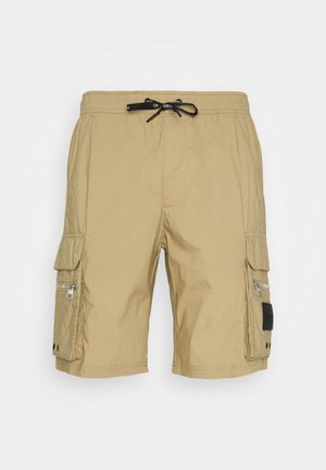 Kaaki cargoshorts met elastische tailleband en trekkoord. Voorzien van zijzakken met ritssluiting en extra klepzakken. Lichtgewicht stof.
