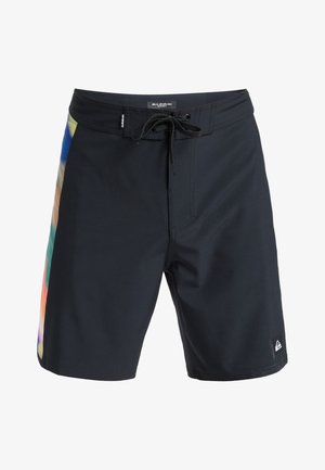 Zwarte boardshorts van sneldrogend materiaal met een meerkleurig zijpaneel. Voorzien van een tailleband met trekkoord en een logopatch.