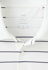 Polo blanc à rayures horizontales bleu marine, col boutonné et étiquette de marque MNG indiquant la taille M et les caractéristiques de performance.