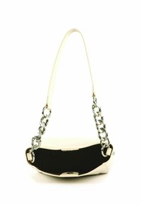 Petit sac à main blanc avec des maillons de chaîne argentés sur la bandoulière, ouverture supérieure dévoilant un intérieur noir, et une fermeture à aimant.