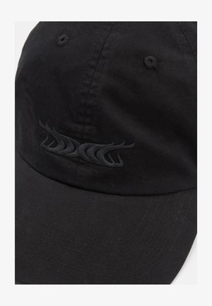 Căciulă din bumbac negru, cu vizor curbat, panouri cusute și un logo brodat texturat de culoare neagră pe față.