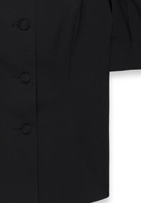 Blazer nero con un design sartoriale, sei bottoni tondeggianti e una texture liscia con cuciture sottili e linee delle spalle strutturate.