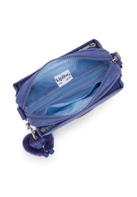 Portafoglio di tessuto viola con una texture liscia, dotato di un interno a righe blu chiaro, scomparti con zip e un pendente a pompon.