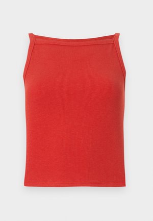 Sarkana ribota t-kreklis ar pieguļošu dizainu, šaurām siksnām un gludu tekstūru. Iezīmējas ar vienkāršu, tīru kakla izgriezumu un bez papildu detaļām.