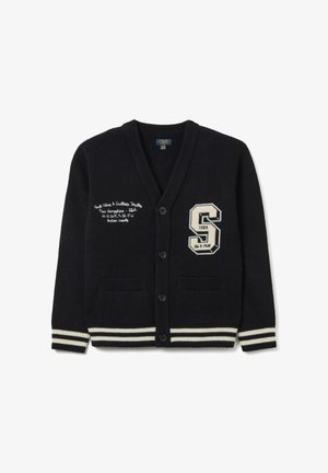 Marineblauwe cardigan van gebreide stof, voorzien van een sjaalkraag, vijf knopen, twee voorzakken en wit gestreepte manchetten met een geborduurde letter en tekstdetail.