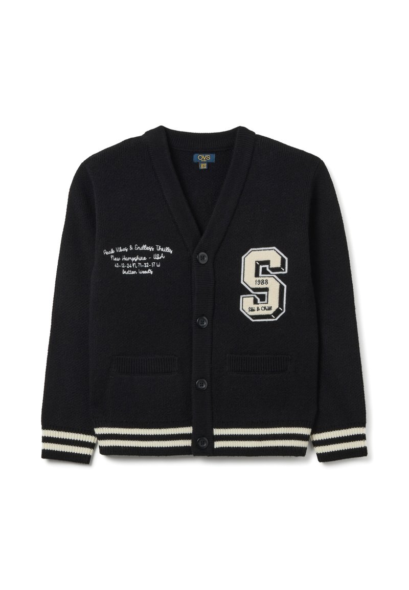 Marineblauer Cardigan aus Strickstoff, mit Schalkragen, fünf Knöpfen, zwei Vordertaschen und weißen gestreiften Bündchen mit einem gestickten Buchstaben und Textdetail.