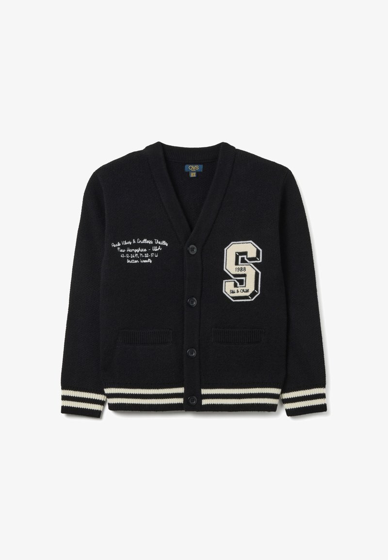 Marineblauer Cardigan aus Strickstoff, mit Schalkragen, fünf Knöpfen, zwei Vordertaschen und weißen gestreiften Bündchen mit einem gestickten Buchstaben und Textdetail.