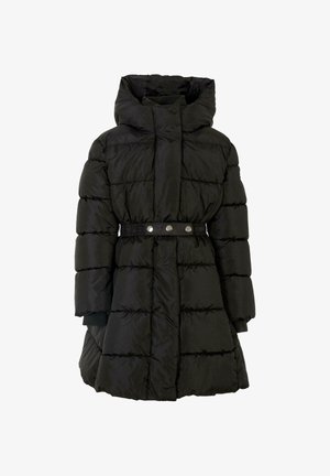 Manteau noir matelassé avec un col montant, une ceinture avec des pressions et un design matelassé. Fabriqué en matériau lisse et brillant, avec des manches longues.
