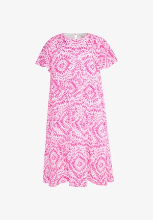 Rózsaszín batikolt ruha kerek nyakkivágással, rövid ujjakkal és réteges kialakítással. Könnyű anyagból készült, amely puha tapintású.