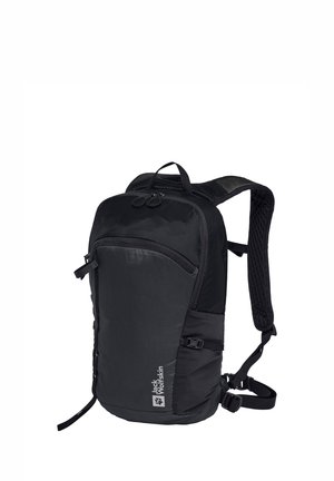 Mochila negra que presenta múltiples compartimentos con cremallera, correas de hombro acolchadas y un tejido texturizado con un logotipo en el lado inferior.