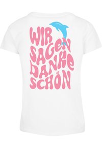 Weißes T-Shirt mit kurzen Ärmeln, das mit wellenförmigem pinken Schriftzug und einer blauen Delfin-Grafik versehen ist. Der Text lautet "WIR SAGEN DANKE SCHÖN."