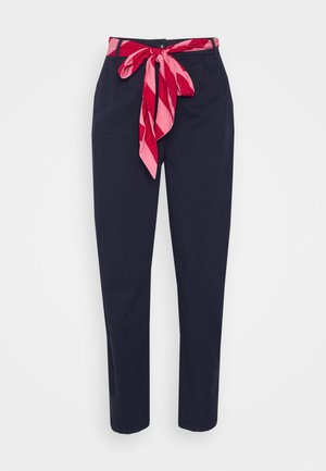 Tommy Hilfiger SCARF PLEATED TAPERED - Pantaloni - desert sky