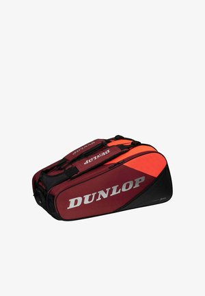 Rode en zwarte Dunlop sporttas met dubbele ritsvakken en gevoerde schouderbanden, ontworpen voor het dragen van sportuitrusting.