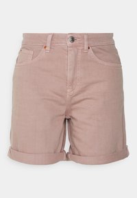Pantalones cortos de mezclilla rosa claro con dobladillo enrollado, diseño clásico de cinco bolsillos y cierre de botón metálico, con detalles de costura limpia.