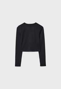 Schwarzes, kurzes Langarmshirt mit rundem Halsausschnitt, von hinten auf einem hellgrauen Hintergrund gezeigt.