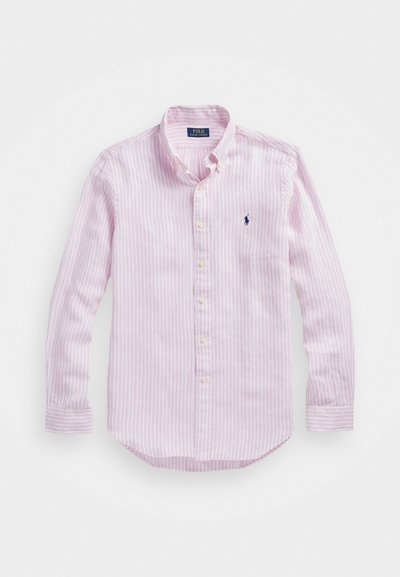 Svetlo roza prugasta košulja s dugimi rokavi in klasičnim ovratnikom, z majhnim modrim logotipom na prsih. Iz bombažnega materiala z gladko teksturo.