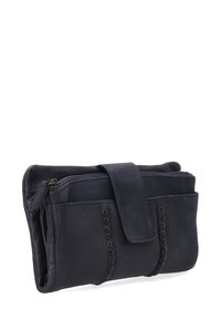 Czarna granatowa skórzana kopertówka z zamykanymi na zamek przegrodami, zatrzaskiem oraz dekoracyjnymi ćwiekami wzdłuż boku. Miękka tekstura z delikatnym połyskiem.