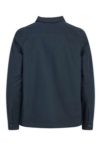 Tmavě námořnická košile s límečkem, dlouhými rukávy a zapínáním na knoflíky u manžet. Hladká textura, minimalistický design bez viditelných vzorů nebo akcentů.