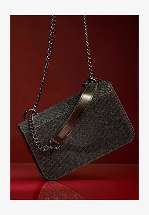 Čierna textúrovaná kabelka s reťazovým popruhom a hladkým akcentovým popruhom, s elegantným obdĺžnikovým tvarom a jemným leskom.