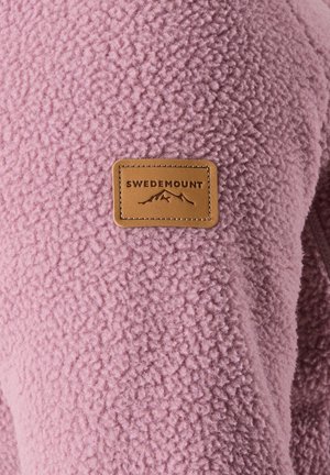 Fleece jacket in light pink with a textured surface. Features a brown leather label with "SWDEMOUNT" and mountain design.