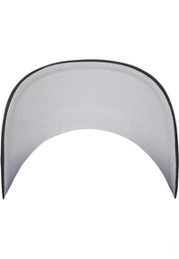 Cap de baseball alb cu partea inferioară detaliată prin cusături, vizieră curbată și un contur negru contrastant pe margine. Textură simplă, fără modele.