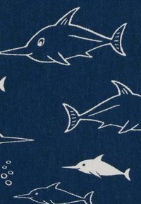 Marineblauer Stoff mit weißen Fischillustrationen, die in verschiedenen Formen und Größen dargestellt sind, ergänzt durch Blasen für zusätzliche Details.