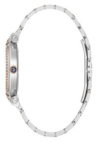 Silverfärgad armbandsur med rektangulärt urtavla, roséguldfärgade detaljer och länkarmband. Har en blå logotyp och en rad med små stenar.