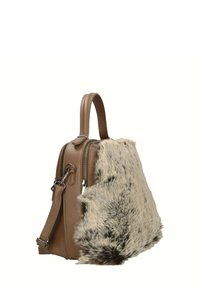 Borsa a tracolla in pelle marrone con un pannello in pelliccia sintetica, forma strutturata, doppie maniglie, tracolla removibile e dettagli in metallo argentato.