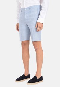 Bermuda a righe blu chiaro realizzate in tessuto, caratterizzate da una vestibilità sartoriale e una texture liscia. Abbinati a scarpe slip-on blu navy.