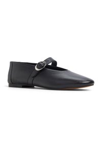 Chaussure plate en cuir noir avec un bout pointu, sangle réglable avec une boucle en argent et un petit talon. Texture lisse et design minimaliste.