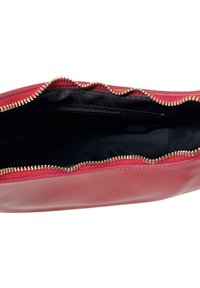 Czerwona skórzana torba z czarnym wnętrzem, z złotym zamkiem błyskawicznym. Wewnętrzna kieszeń jest widoczna na gładkim tle tekstylnym.