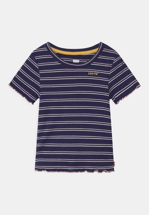 Granatowy prążkowany t-shirt z białymi i jasnoróżowymi paskami, okrągłym dekoltem, krótkimi rękawami, falistym brzegiem i złotym haftowanym logo.