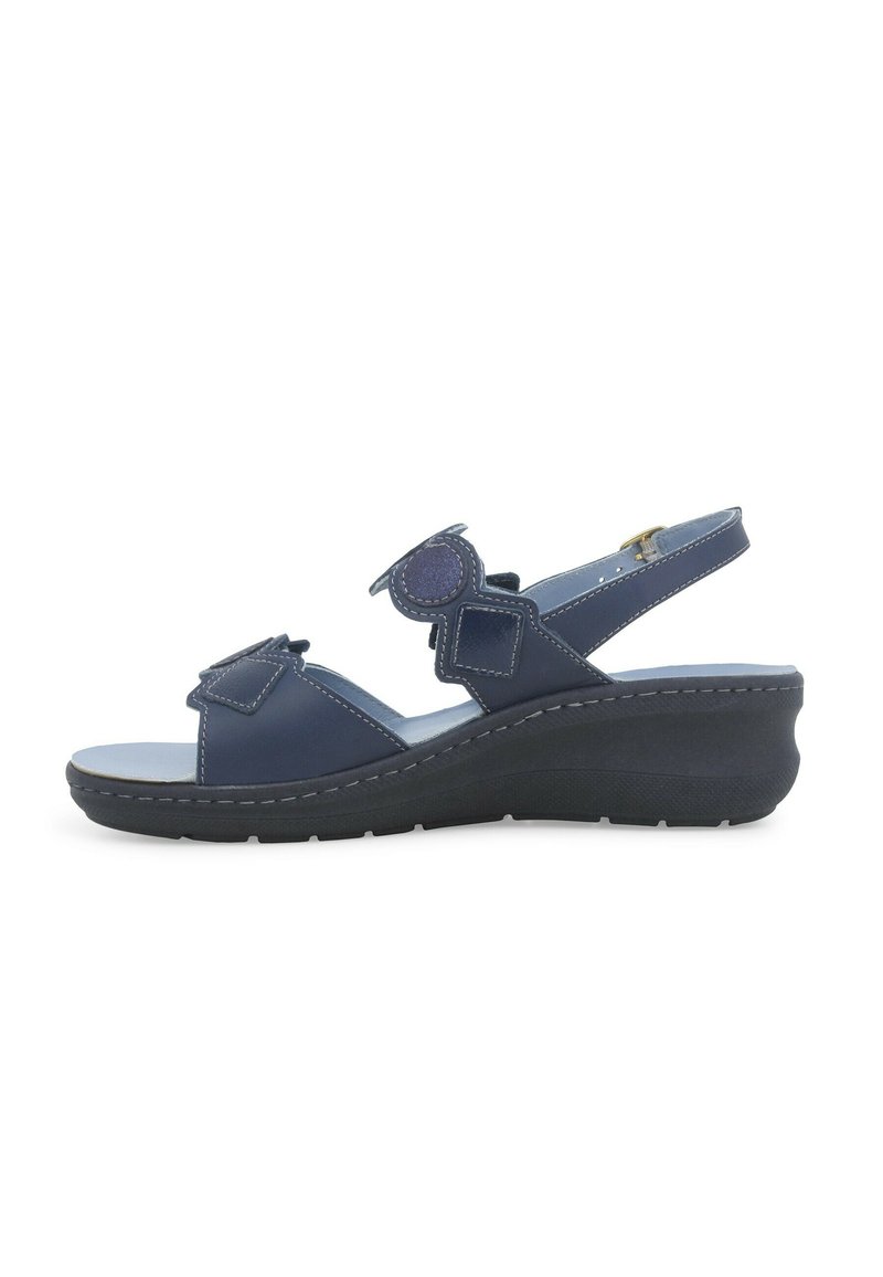 Sandali a zeppa blu navy con cinturini in pelle. Dotati di fibbie regolabili e dettagli testurizzati. Design a punta chiusa con soletta ammortizzata.