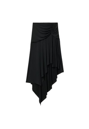 Jupe asymétrique noire avec un détail froncé à la taille et un tissu drapé en couches créant un ourlet en cascade.