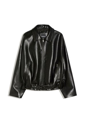 Crna jakna od umjetne kože s patentnim zatvaračem, ovratnikom, prednjim džepovima na patentni zatvarač i detaljem pojasa u struku iz Bershke.