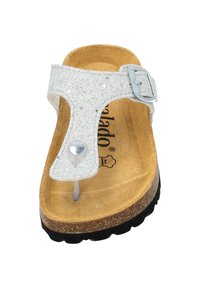 Sandali in glitter argento con soletta in sughero, cinturino regolabile e suola nera texturizzata. Presentano un inserto per le dita e un dettaglio in fibbia metallica.