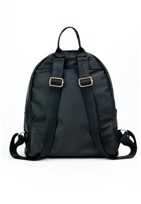 Čierny batoh s dvoma nastaviteľnými popruhmi a horným uchom, ktorý má elegantný dizajn na jednoduchom bielom pozadí.