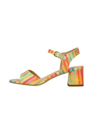 Vícebarevná sandála s otevřenou špičkou, širokým podpatkem, páskem kolem kotníku a texturovaným duhovým vzorem připomínajícím hadí kůži.