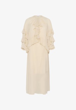Krémtový šaty s volánovými rukávmi a korzetom, vyrobené z ľahkého materiálu. Majú vysoký golier a voľný strih s dĺžkou po členky.
