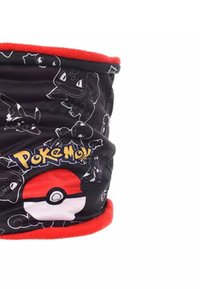 Zwarte fleece nekwarmer met verschillende Pokémon-personages in omtrek, afgewerkt met een rode bovenrand en het "Pokémon"-logo en Pokébal-ontwerp.
