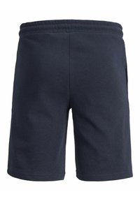 Pantalones cortos de algodón azul marino con cintura elástica y bolsillos laterales. Textura suave y corte recto sin patrones adicionales ni detalles de hardware.