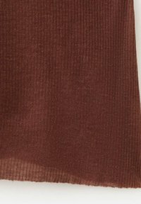 Tissu en maille côtelée marron avec une texture verticale subtile et un bord légèrement enroulé en bas sur un fond blanc.