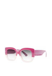 Occhiali da sole rosa con un audace design squadrato, caratterizzati da una sfumatura di colore che varia dal rosa scuro al rosa chiaro, e lenti colorate grigie.